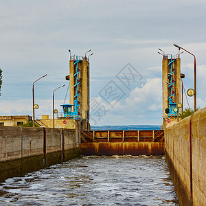 一条通航河流的锁货运蓝色旅游渠道血管导航货物建筑历史运输背景图片