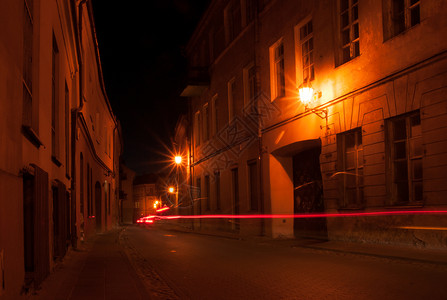 夜间维尔纽斯街游客旅游旅行街道城市背景图片
