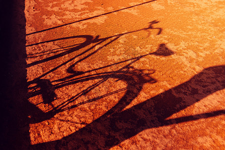 旧自行车影子运输黏土阴影地面娱乐日光背景图片