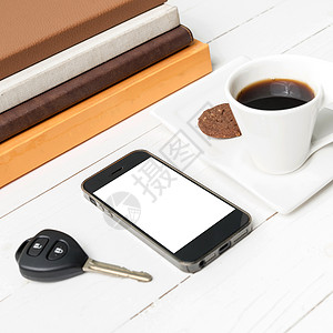 咖啡杯加饼干 手机 车钥匙和书本咖啡办公室网络眼镜桌子笔记本细胞工作杯子电话背景图片