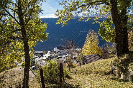 秋天在苏威斯阿尔卑斯山农村背景图片