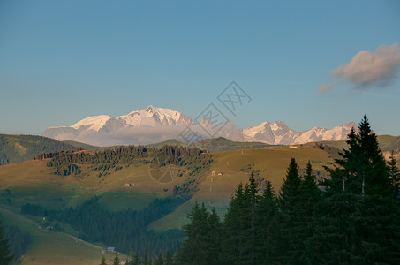 阿尔卑斯山的傍晚日落波峰旅游游客旅行假期佛兰高清图片