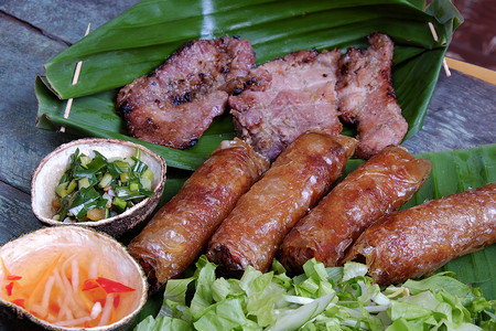 高脂肪的食物越南食物 春卷 香焦 烤肉筷子圆柱盘子包子挂面课程叶子餐厅面条糕点背景