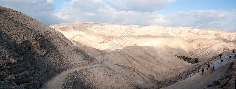基督教在Judean沙漠全景中旅行游客旅游背景图片
