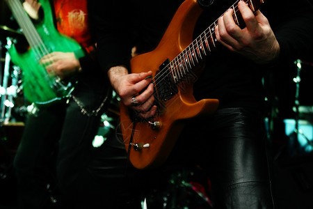 吉他员手指艺术家行动乐队岩石独奏黑色居住蓝色吉他背景图片