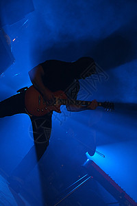 吉他员黑色活力岩石独奏居住乐队演员硬石音乐家背景背景图片