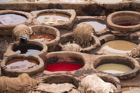 制罐厂传统皮革工作水池水平生产制革棕色背景图片