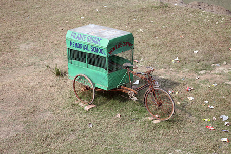 运送儿童到西孟加拉Kumrokhali上学的自行车里斯科肖工作人力车学习小学生社会女学生孩子们教育轮子出租车背景