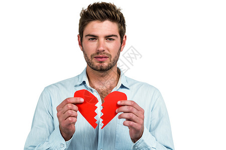 悲哀的人将心中的心分化成两半烦躁男性分歧争议烦恼男朋友男人红色背景图片