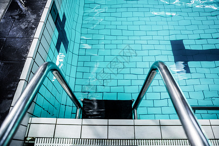 游泳池水位移动休闲水池标记生活方式运动健身房游泳衣游泳脚趾活动背景图片