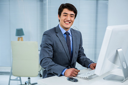 旧领带利用利用电脑微笑的生意人职场商业男生技术领带人士桌子男性快乐套装背景