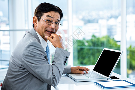 工作商务人士的肖像公司男性商务职业技术领带桌子触摸屏平板旋转椅背景图片