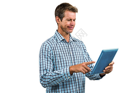 快乐男人使用平板电脑的肖像休闲技术科技界面微笑药片男性未来派沟通服装背景图片
