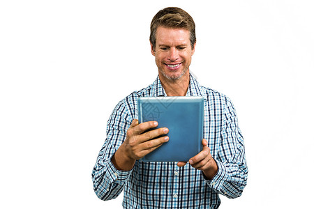 快乐男人使用平板电脑的肖像药片休闲服装微笑男性科技未来派沟通技术幸福背景图片
