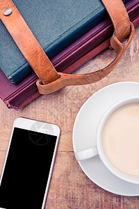 手机看小说配咖啡和日记的智能手机背景