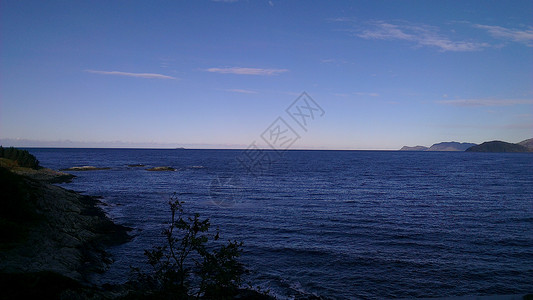 北海荒野地平线蓝色波浪天空背景图片