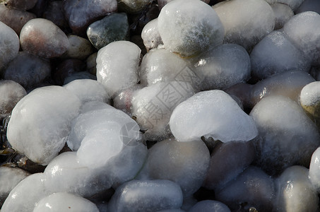 冰盖的卵石磨砂石质哑铃高清图片
