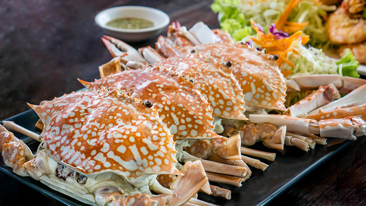 蒸花蟹或蓝螃蟹烹饪动物甲壳饮食海鲜食物红色蓝色餐厅高清图片