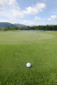 草地上高尔夫球课程俱乐部球道夫球天空运动绿色游戏高清图片