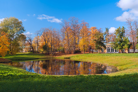 普希金像普希金公园池塘岸边的宫殿旅行文化建筑学建筑森林季节阳光反射地标花园背景