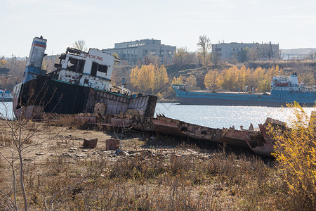 河上部分拆卸船只背景图片