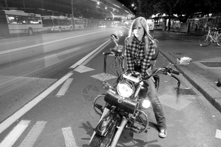 雅马哈摩托车城市自行车车女性放松皮革交通旅行活力公共汽车女孩们运动金发女郎背景