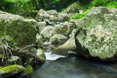 美丽的瀑布风景世界边界国家环境溪流遗产岩石叶子公园高清图片