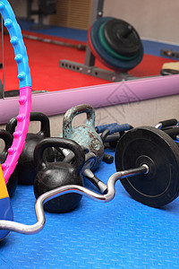 一套体育设备体育用品健康生活方式模拟器重量辅导杠铃竞技培训师运动背景图片