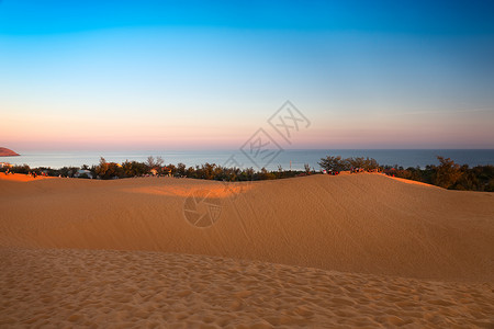 越南梅内日落时红沙丘高清图片