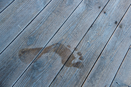 冬季赤脚脚印阳台背景图片