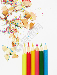彩色铅笔和垃圾红色饱和绿色木头回忆录绘画蜡笔石墨工作蓝色背景图片