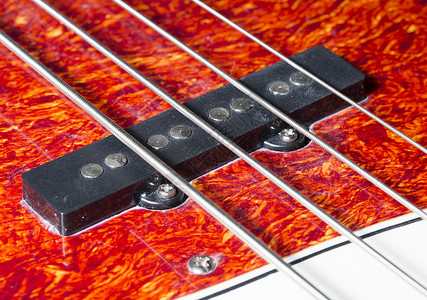 Bass 吉他小便器近距离橙子低音字符串金属宏观白色黑色红色螺丝乐器背景图片