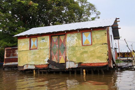河边的家船屋建筑贫困森林乡村旅游运河木头漂浮热带背景图片