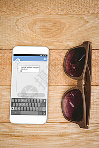 智能手机短信信息复合图像Name时尚屏幕电话桌子太阳镜技术眼镜白色木头界面背景图片