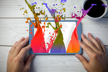 粉色油漆喷洒和滴落的复合图像平板飞溅创造力药片滚动绘图双手咖啡艺术屏幕背景图片