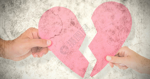 粉色心一对夫妇的复合图像 持有两半心碎夫妻离婚双手黑色白色粉色背景