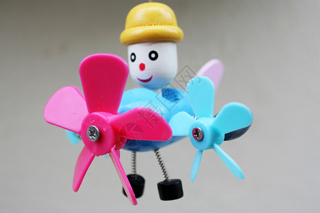 粉色小飞机玩具飞机蓝色标识螺旋桨螺丝黑色粉色黄色娱乐塑料运输背景