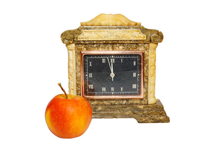 苹果铃声素材旧的桌钟和苹果在白色上被孤立背景