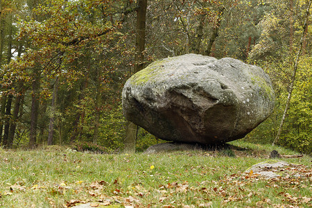平衡的波浪讲坛石头基座游览巨石旅游地方岩石远足摇摆石背景图片