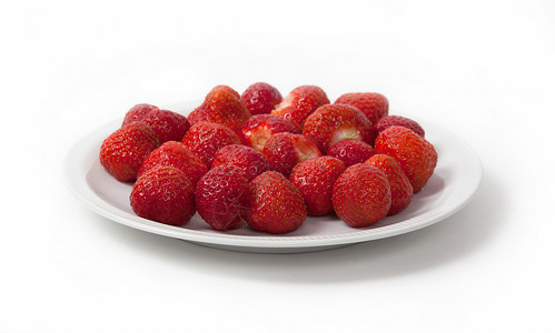 将准备好的草莓堆放在盘子上 分离白色饮食蓝色营养食物红色甜点背景图片
