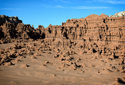Goblins 哥布林星地精沙漠编队岩石侵蚀巨石红色风化砂岩背景图片