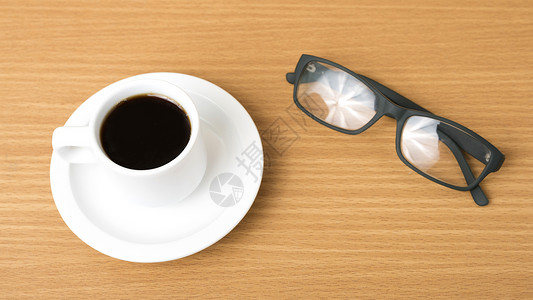 咖啡杯和眼镜杯子桌子知识潮人咖啡图书背景图片