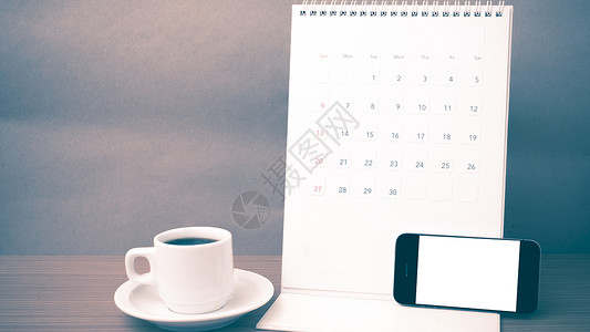 咖啡杯 电话和日历工作桌子商业咖啡笔记白色职场笔记本铅笔办公室背景图片
