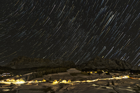 在意大利山上星夜闪耀高清图片