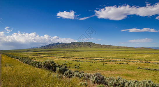 犹他北部丘陵远景草原平原土地高清图片