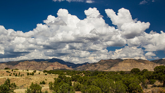 犹他沙漠天空蓝色谷仓岩石山脉背景图片