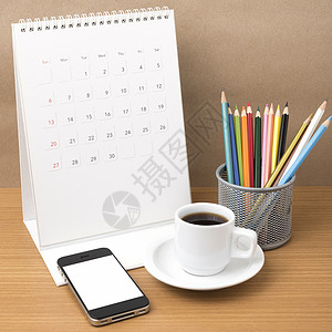 咖啡 电话 日历和彩色铅笔笔记白色职场记事本工作杯子商业文档木头桌子背景图片