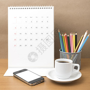 咖啡 电话 日历和彩色铅笔木头职场白色笔记工作桌子记事本杯子商业办公室背景图片
