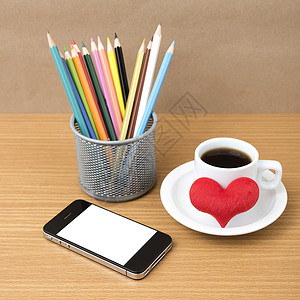 咖啡 电话 彩色铅笔和心脏笔记办公室工作白色互联网笔记本职场桌子细胞杯子背景图片