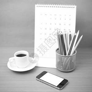 咖啡 电话 日历和彩色铅笔商业办公室白色桌子记事本文档木头笔记杯子工作背景图片